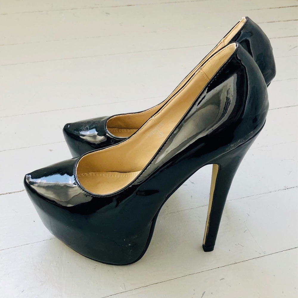 NEVER WORN Red Kiss Platform Pump